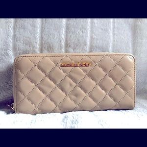 ⚡️Michael Kors quilted zip around full size wallet